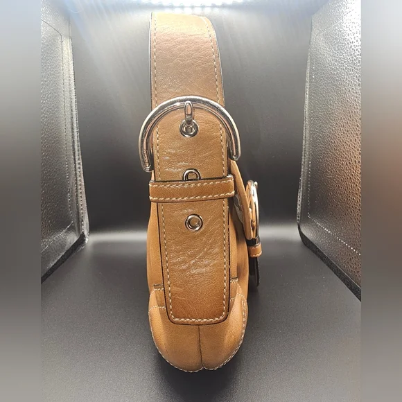 Vintage Coach Soho Flap leather shoulder bag in a British Tan color. - Picture 3 of 16